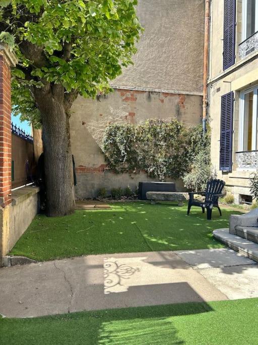 Tres Grand Appartement Ancien Avec Petit Jardin Nevers Exterior photo